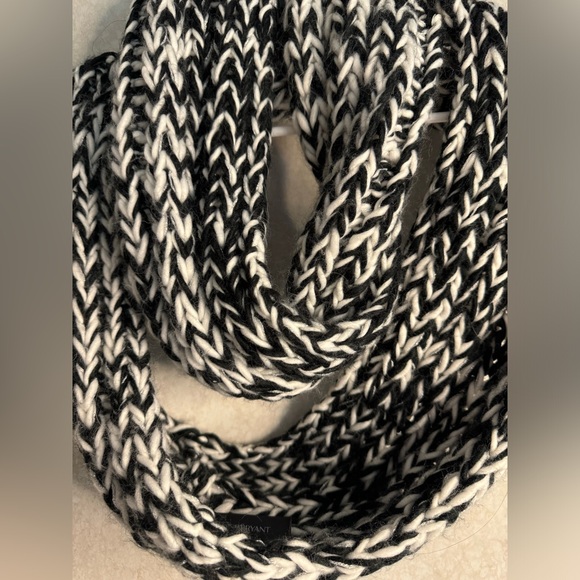 Lane Bryant Black & White Marled Eternity Chunky Knit Scarf w/ Sparkle Neutral - Picture 5 of 6